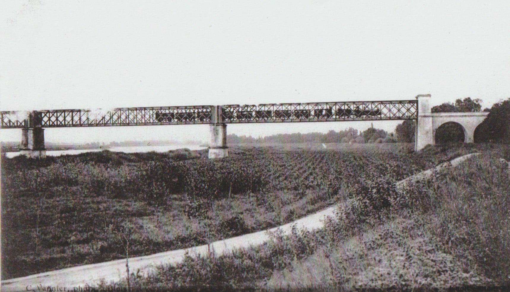 Vers 1914 Le train à vapeur sur le pont de chemin de fer